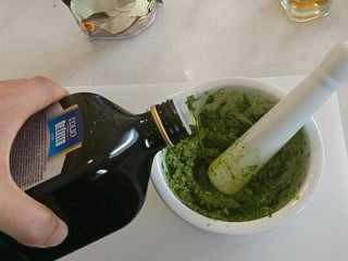 意大利绿酱面,确定没有大块的东西之后，倒入橄榄油，否则就没有挽回余地了。最后大概是达到比北京麻酱稍微粘稠一点的状态