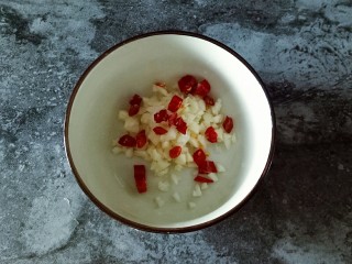 凉拌杏鲍菇,将蒜末和干红辣椒放入碗中