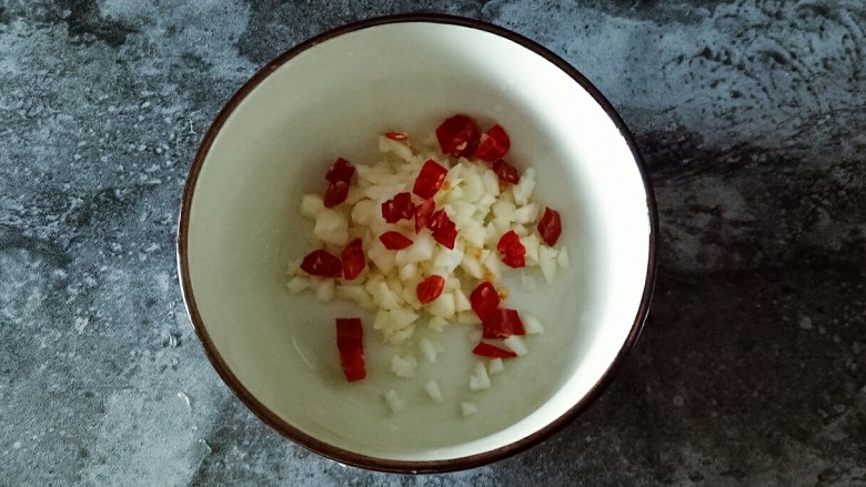 凉拌杏鲍菇,将蒜末和干红辣椒放入碗中