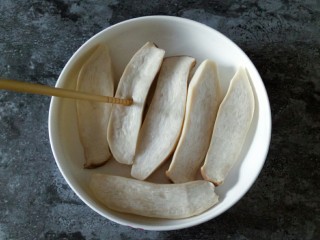 凉拌杏鲍菇,杏鲍菇能用筷子插头表明熟了