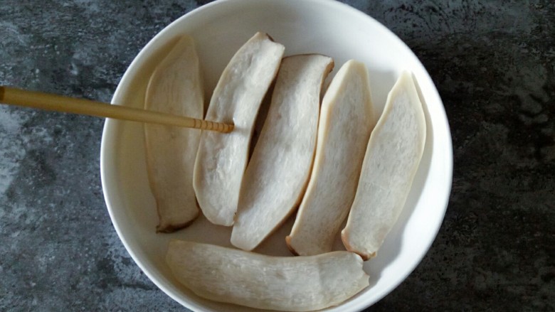 凉拌杏鲍菇,杏鲍菇能用筷子插头表明熟了