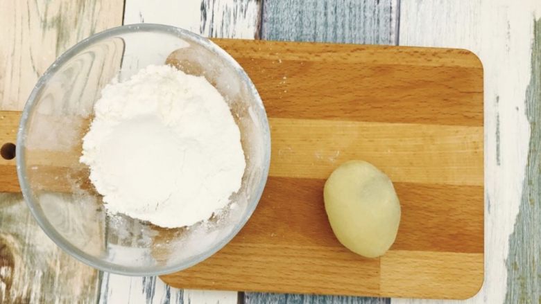 广式月饼---50克月饼,粘上生粉（可以是普通面粉，也可以是玉米淀粉）揉成椭圆形 方便入模
最好不要抹油