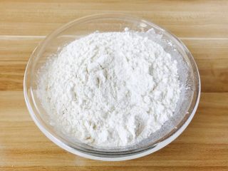 广式月饼---50克月饼,面粉 没有中筋面粉就用普通面粉就可以哦！
像家里常用的面粉就可以！
要过筛！！！