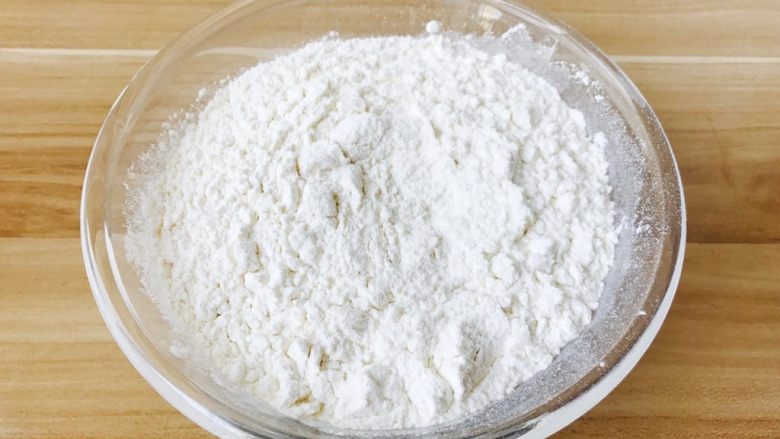 广式月饼---50克月饼,面粉 没有中筋面粉就用普通面粉就可以哦！
像家里常用的面粉就可以！
要过筛！！！