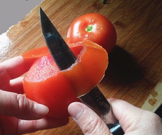 #百搭西红柿# 番茄玫瑰花,沿番茄顶部起刀向剥苹果一样、中途不要剥断