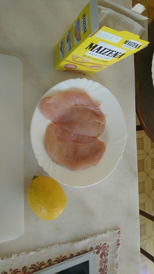 柠檬鸡胸肉,适量在鸡肉表面均匀的撒一点点盐，提供一个底味，撒盐的时候为了尽可能的均匀可以把手抬高一些，这样更容易撒均匀。