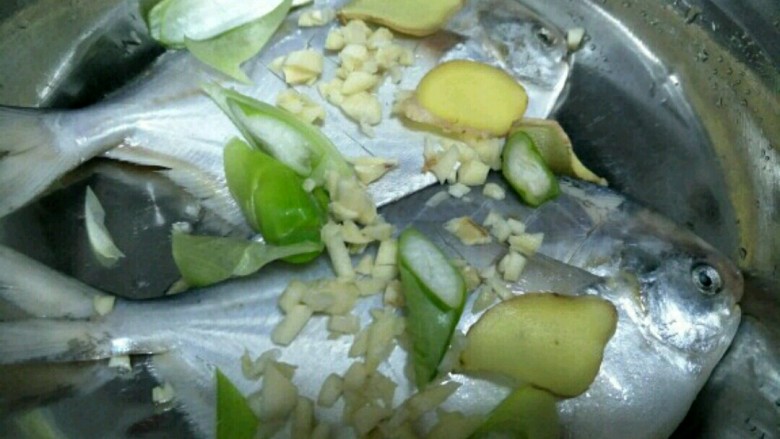 香烤平鱼,平鱼放入盆中，加入葱姜蒜