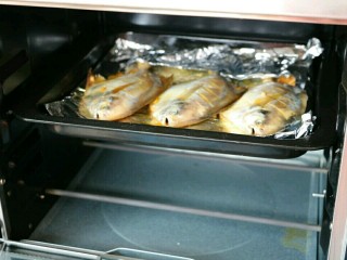 香烤平鱼,烤箱上下200°提前预热，将鱼放入，设置20分钟进行烤制～