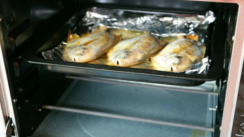 香烤平鱼,烤箱上下200°提前预热，将鱼放入，设置20分钟进行烤制～