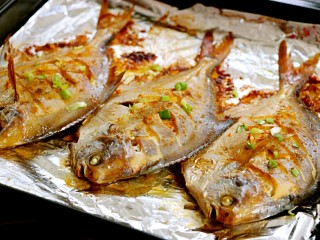 香烤平鱼,烤好后，将鱼取出，撒上孜然粉和辣椒粉，和葱花末，即可食用～