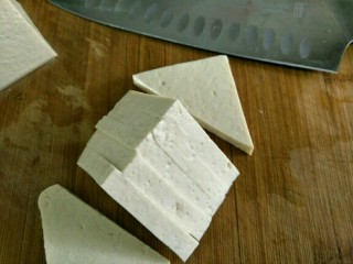 家常辣豆腐,将豆腐切成略厚些的三角块～