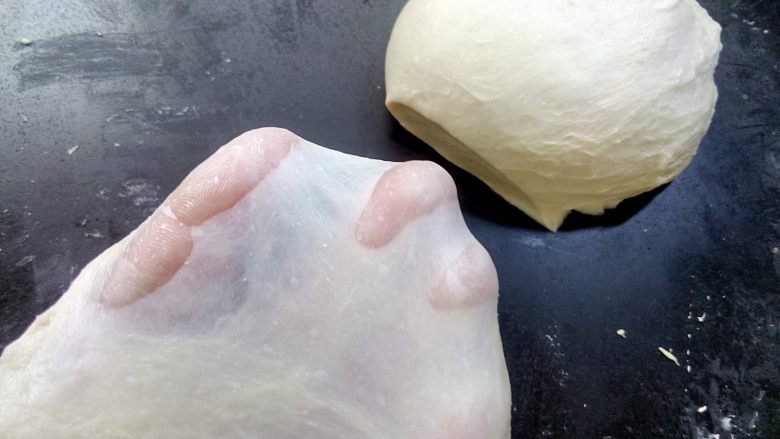 日式红豆包,能拉出半透明状的薄膜就可以了,破洞边缘呈锯齿状。