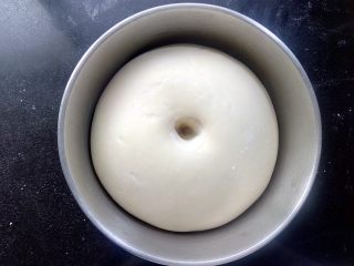 日式红豆包,发酵至2-2.5倍大，用手指沾面粉戳个洞，洞口不回缩，不塌陷就可以了。