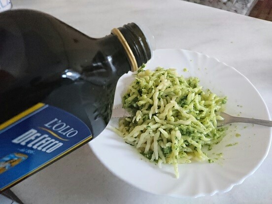 意大利绿酱面,取决于绿酱pesto制作过程中是否加入了足够的橄榄油，如果不够的话，最后可以再补一些，实际上超市的一些成品鲜pesto就经常需要补一些橄榄油或水，否则会显得太干。