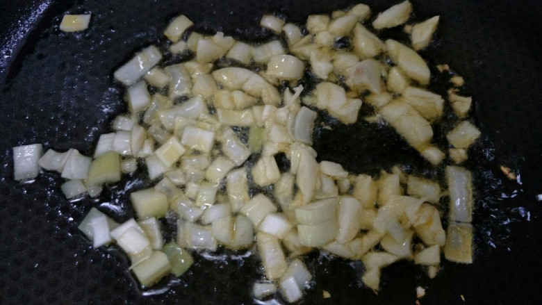 五花肉酸菜卷,另起锅留油，依次放入蒜末葱花，爆香后关火～
