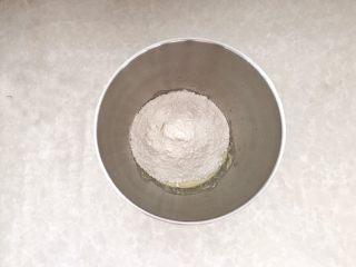 一次性发酵葡萄干椰子油白吐司,因为每家面粉吸水性不同，提前预留30克的牛奶（液体），搅拌均匀后，加面粉