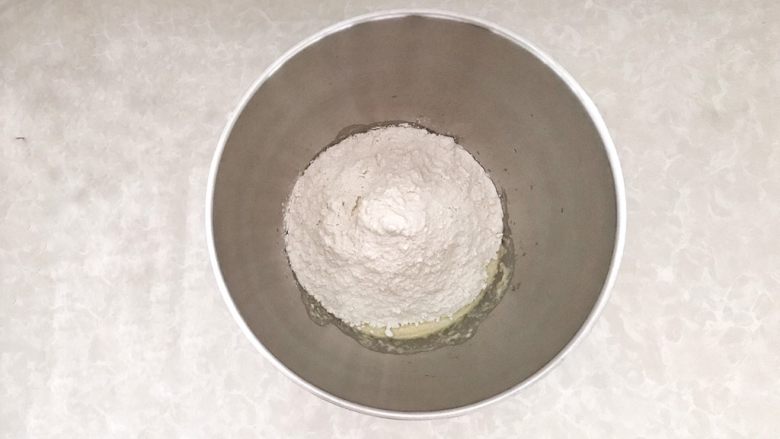 一次性发酵葡萄干椰子油白吐司,因为每家面粉吸水性不同，提前预留30克的牛奶（液体），搅拌均匀后，加面粉