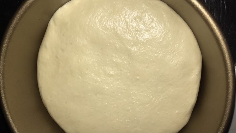 椰子味酥粒芒果面包,将面团擀开成模具大小的圆形，放入模具进行最后发酵。