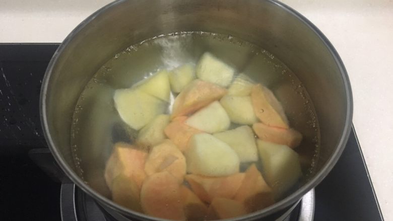 鱼籽土豆沙拉,水沸后，下锅煮熟，大概十分钟