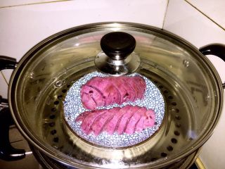 芝士椰蓉紫薯球,紫薯去皮切成块放入蒸锅，大火蒸20分钟左右，直至软烂。