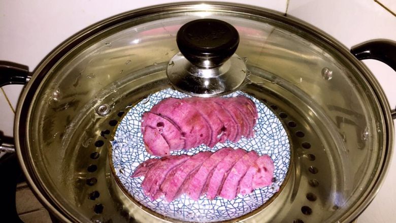 芝士椰蓉紫薯球,紫薯去皮切成块放入蒸锅，大火蒸20分钟左右，直至软烂。