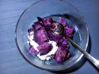 芝士椰蓉紫薯球,蒸熟后趁热加入白糖。