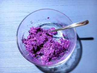 芝士椰蓉紫薯球,紫薯压烂成泥与白糖搅拌均匀。