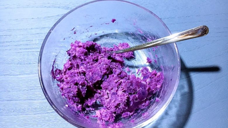 芝士椰蓉紫薯球,紫薯压烂成泥与白糖搅拌均匀。