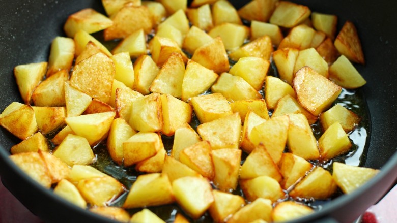 香辣孜然土豆块,小火煎至土豆块变成焦黄色盛出