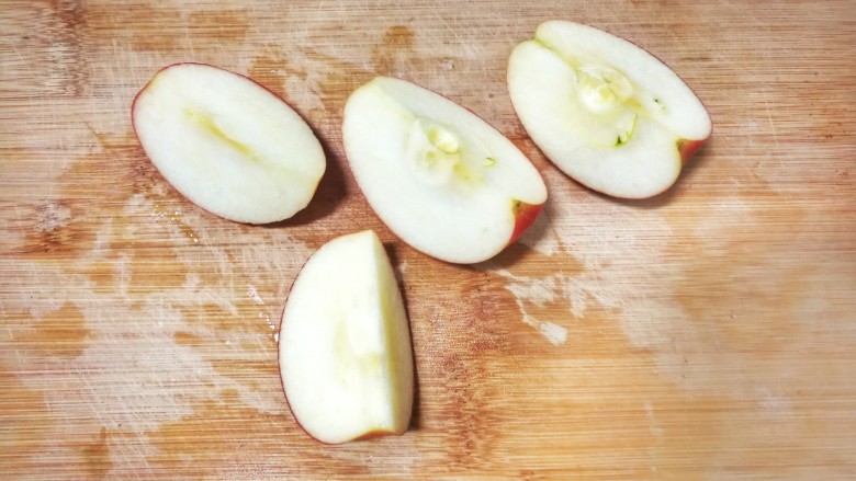 美丽早餐之果酱苹果花土司,苹果去核，切成四瓣儿，
