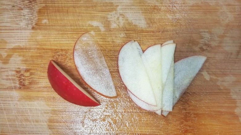 美丽早餐之果酱苹果花土司,切成薄片，像这样均匀的，越薄越好。