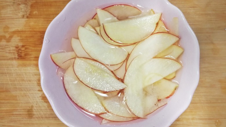 美丽早餐之果酱苹果花土司,切好的苹果片放入淡盐水中浸泡，防止氧化变黑，依次切完所有的苹果片。