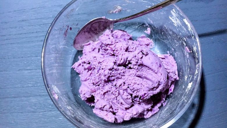 芝士椰蓉紫薯球,搅拌均匀