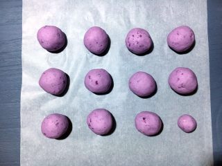 芝士椰蓉紫薯球,把搅拌均匀的面团平均分成12等份