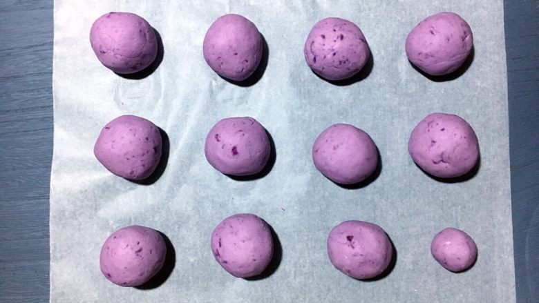 芝士椰蓉紫薯球,把搅拌均匀的面团平均分成12等份