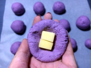 芝士椰蓉紫薯球,把面团压扁包入芝士粒