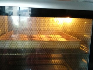 桃酥饼,放入预热好的烤箱中层上下火160度烘烤20分钟