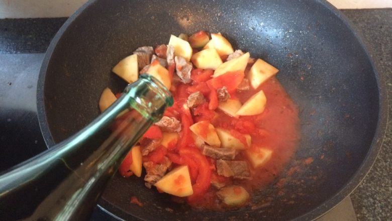 番茄土豆炖牛肉,加入料酒