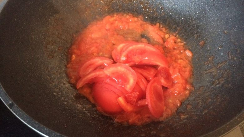 番茄土豆炖牛肉,加入番茄块翻炒