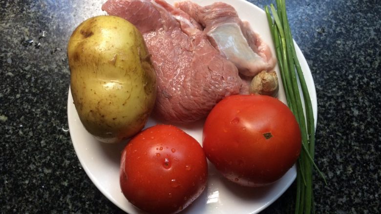 番茄土豆炖牛肉,准备好食材