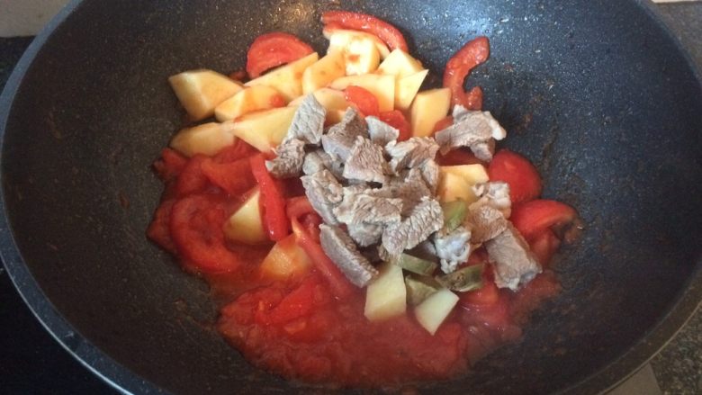 番茄土豆炖牛肉,倒入牛肉