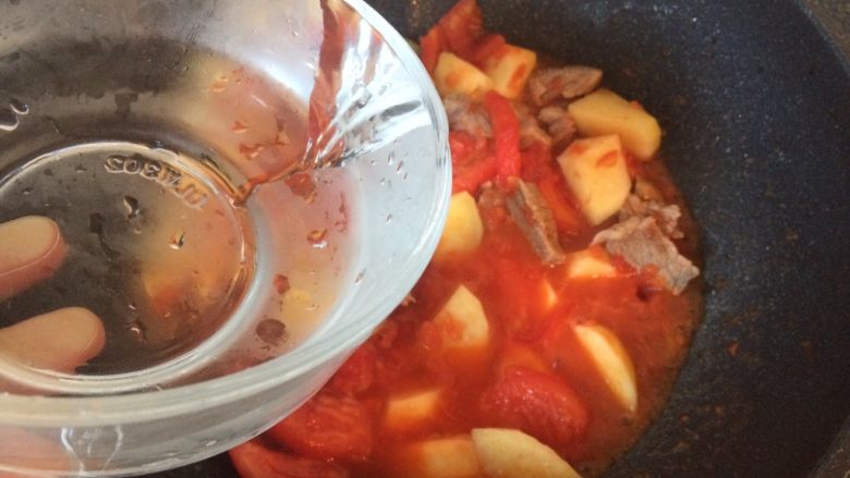 番茄土豆炖牛肉,翻炒均匀后加入半碗水