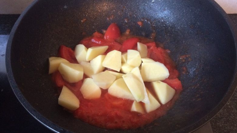 番茄土豆炖牛肉,加入土豆块一起翻炒均匀