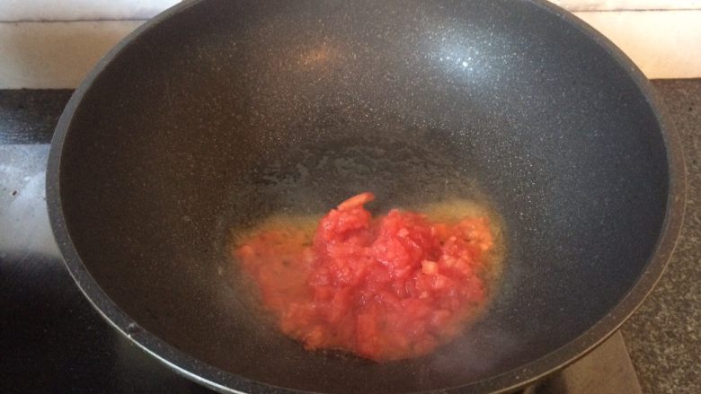 番茄土豆炖牛肉,倒入剁碎的番茄翻炒