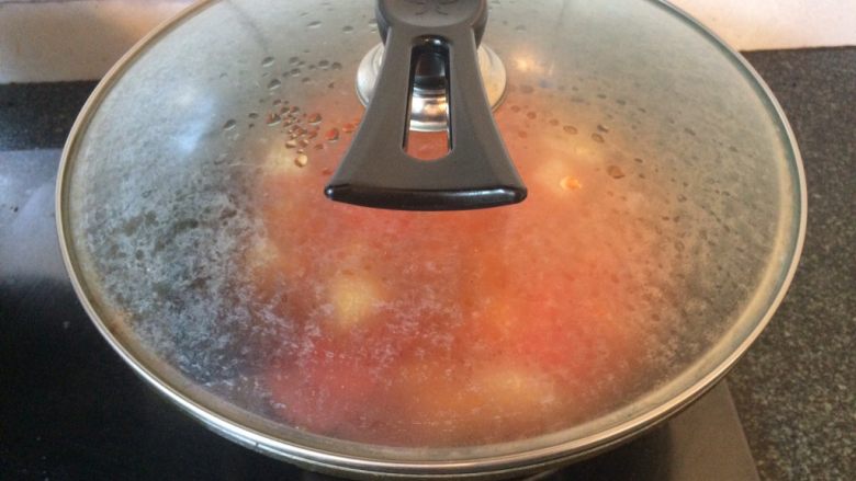 番茄土豆炖牛肉,盖上锅盖大火煮开后烧1分钟转小火，略微收汁即可