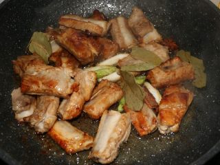 板栗炖排骨,加入葱姜、大料、香叶、桂皮等调料。
