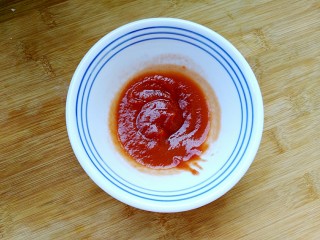 百搭西红柿+家庭简易版披萨酱,4. 用筷子搅拌均匀备用。