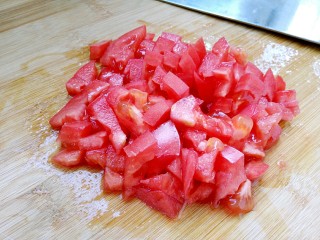百搭西红柿+家庭简易版披萨酱,西红柿切成小丁。