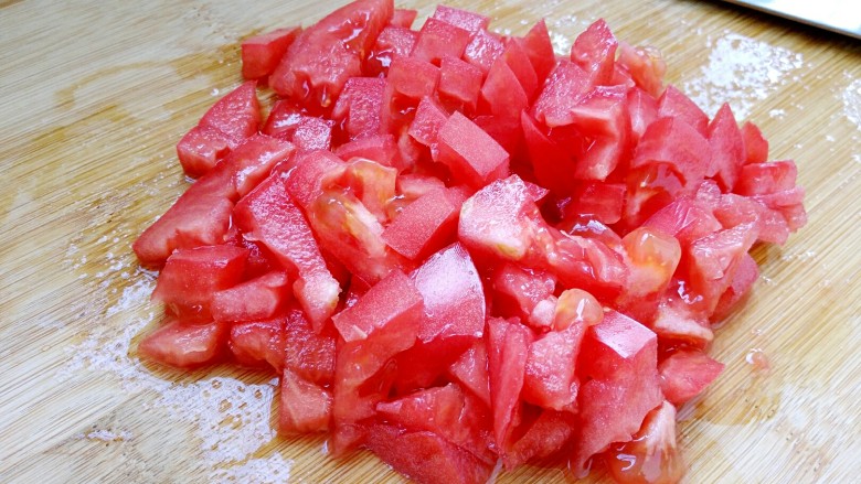 百搭西红柿+家庭简易版披萨酱,<a style='color:red;display:inline-block;' href='/shicai/ 3551'>西红柿</a>切成小丁。