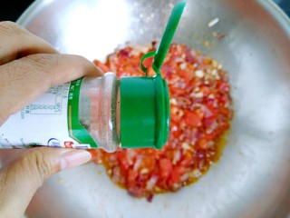 百搭西红柿+家庭简易版披萨酱,加入黑胡椒粉。